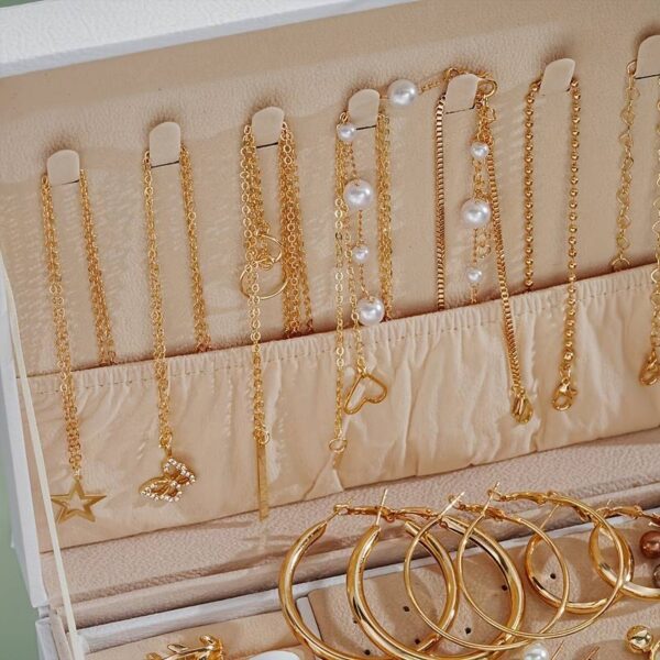 T&C A Set of 86 Fashionable And Elegant Jewelry Pieces for Women, Including Necklaces, Earrings, - Image 7