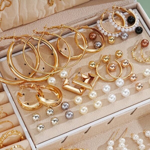 T&C A Set of 86 Fashionable And Elegant Jewelry Pieces for Women, Including Necklaces, Earrings,